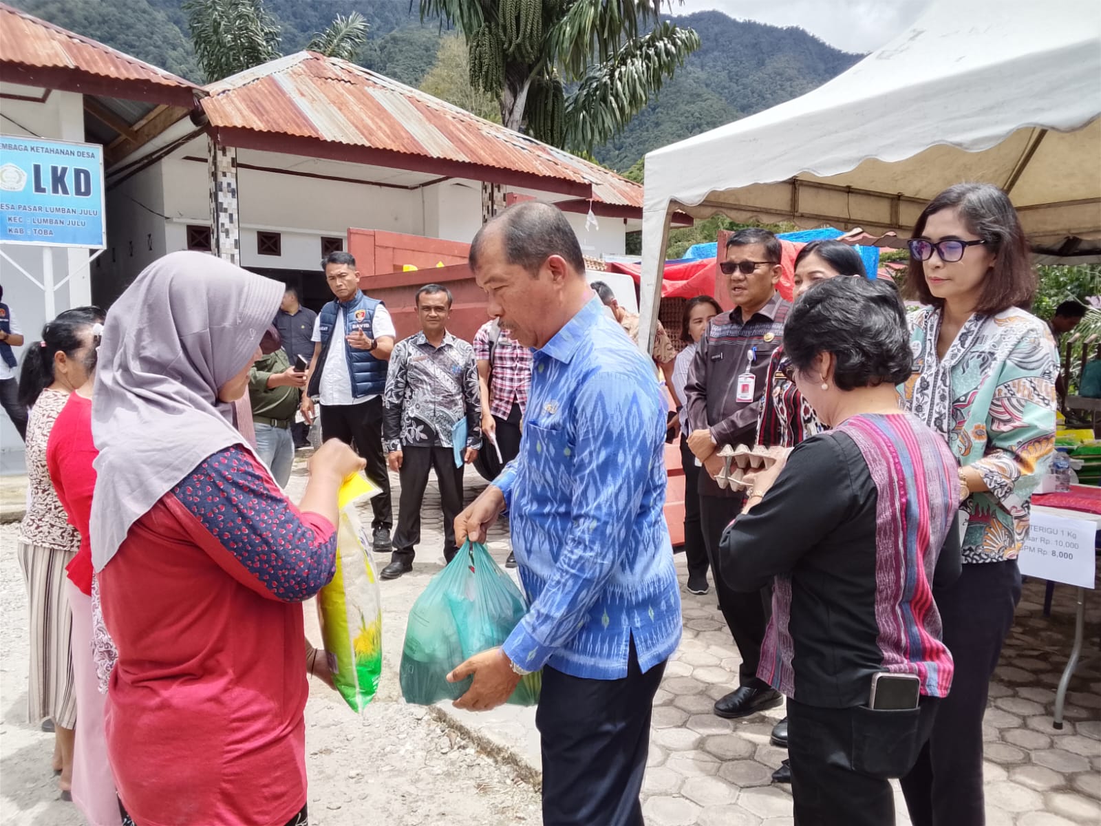 Gerakan Pangan Murah, Hanya untuk Konsumsi Jangan Dijual Kembali 2 c0acc05a 6d7b 4a39 ac5b 90fdef4681d0