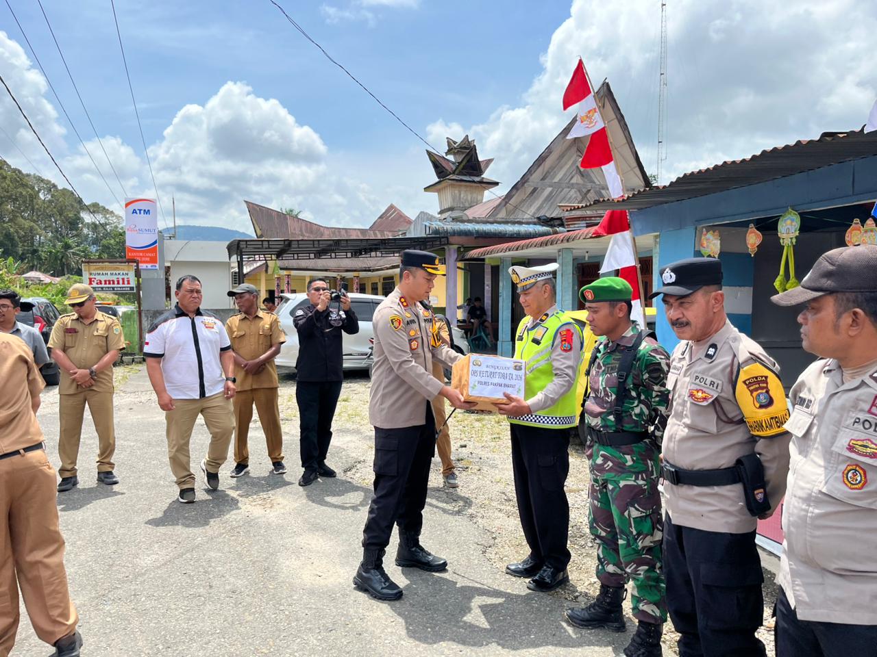 Kapolres Pakpak Bharat dan Forkopimda Tinjau Pos PAM, Pastikan Mudik Aman dan Lancar 3 d6d7e025 c1fc 4b30 b2a4 848b7d34c75f
