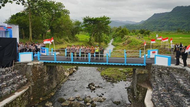 kapolri jenderal listyo sigit prabowo meresmikan 19 jembatan merah putih presisi yang tersebar di wilayah hukum polda jawa ten 1768386641777 169 249073