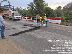 Polisi dan Warga Perbaiki Jembatan Titi Kembar, Akses Kampung Bedagai Kini Lebih Aman