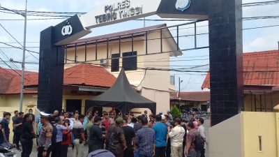 Massa TTB Unras di Polres Tebingtinggi, Desak Pengusutan Dugaan Anggaran Bappeda, Nama Sekda Ikut Disorot