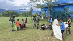 Bersama Generasi Muda, Satgas Yonif 521/DY Gelar Karya Bakti Bersihkan Lapangan Sepak Bola di Kobakma