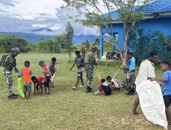 Bersama Generasi Muda, Satgas Yonif 521/DY Gelar Karya Bakti Bersihkan Lapangan Sepak Bola di Kobakma