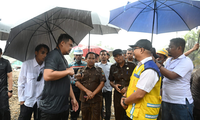 TINJAU SUNGAI TUKKA Gubernur bersama Bupati Tapteng 4.jpg 780x470 1