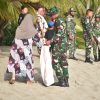 Peduli Lingkungan, Satgas Pamtas RI–Malaysia Yonarmed 19/Bogani Bersama Warga Bersihkan Pantai Babo