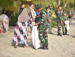 Peduli Lingkungan, Satgas Pamtas RI–Malaysia Yonarmed 19/Bogani Bersama Warga Bersihkan Pantai Babo