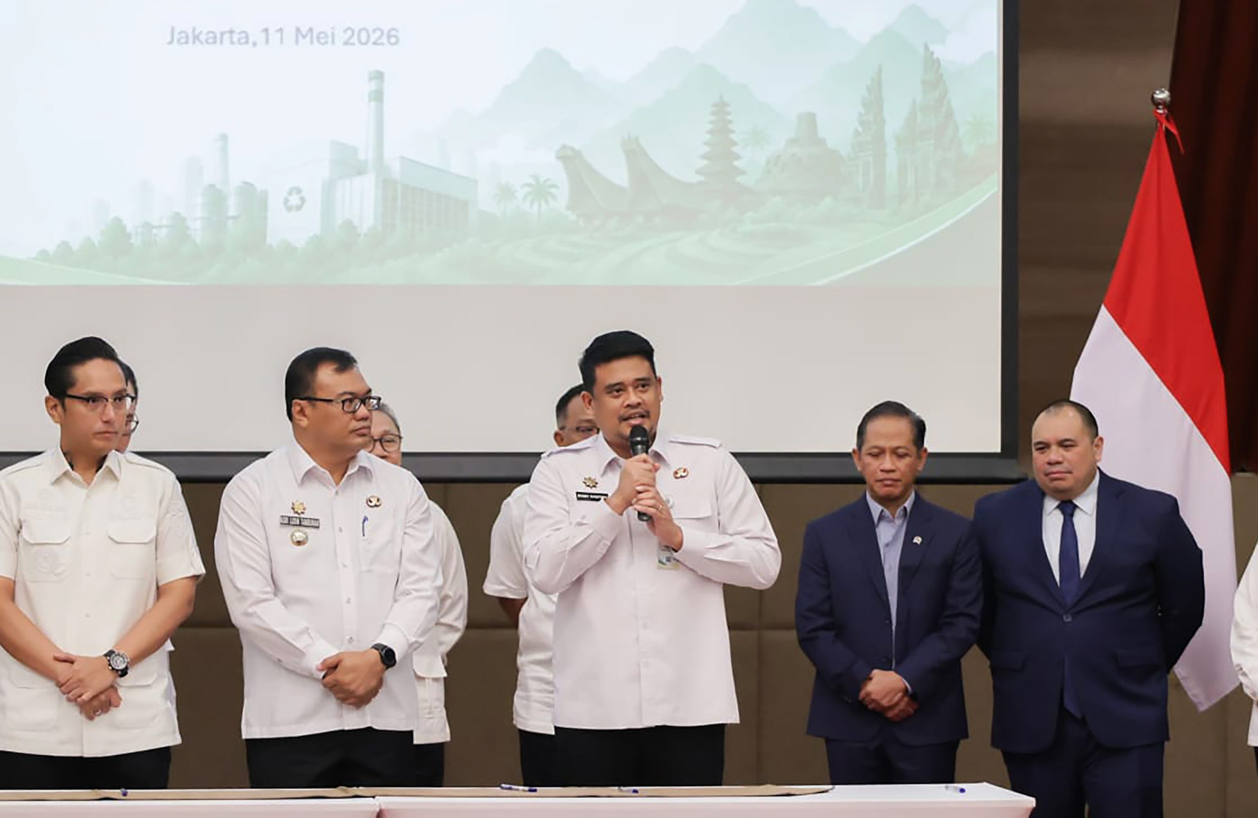 Foto Gubernur Sumut Tandatangani MoU Pengolahan Sampah Menjadi Energi Listrik 7.jpg scaled