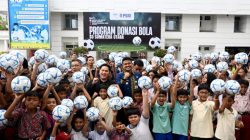 Gubernur dan Ketua PSSI berbagi Bole ke anaksekolah 5.jpg 780x470 1