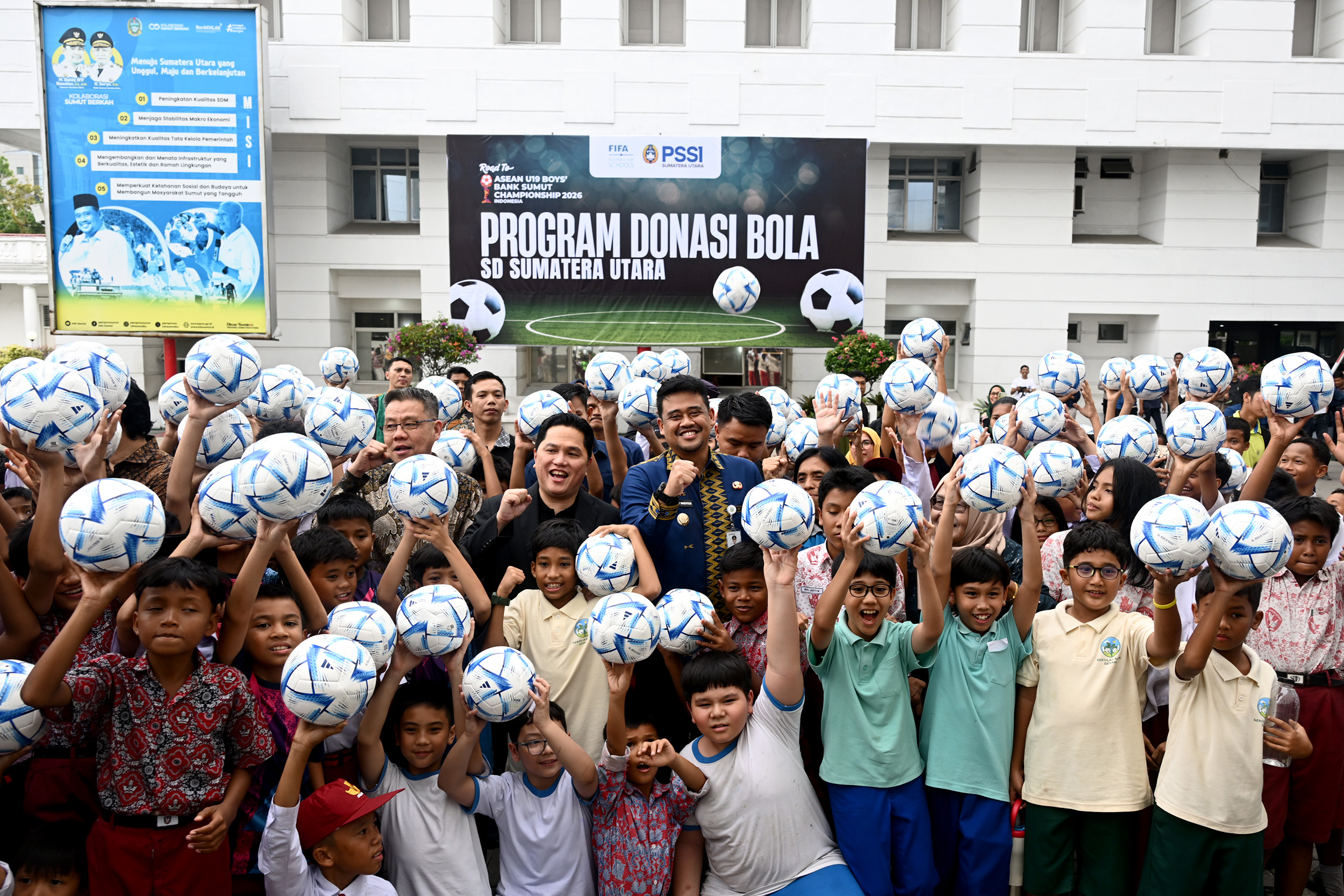 Gubernur dan Ketua PSSI berbagi Bole ke anaksekolah 5.jpg
