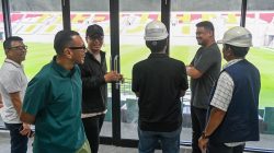 Gubsu meninjau stadion teladan 2.jpg