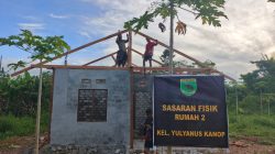 Satgas TMMD Ke-128 Kodim 1801/Manokwari Pasang Rangka Atap Rumah Warga di Kampung Tanah Rubuh