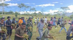 Membina Generasi Muda Papua, Satgas Yonif 521/DY Hadir dalam Acara Kelulusan dan Pelepasan Siswa Kelas XII SMAN di Distrik Eragayam
