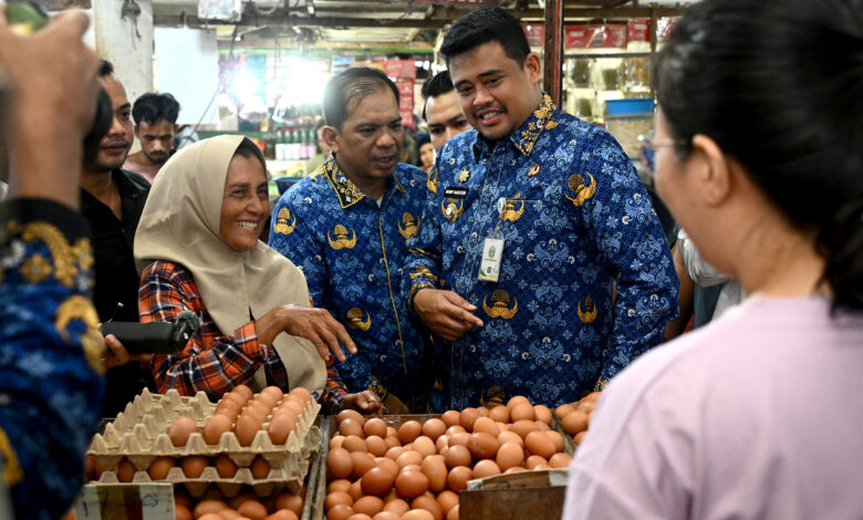 KADISPERINDAG SAAT DAMPINGI GUBERNUR SUMUT SIDAK PASAR SUKARAMAI.jpg 1 780x470 1