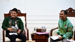 Gubernur Bobby Nasution Siap Jembatani Aspirasi Ojol ke DPR RI Asal Sumut 3 1806276 GUBSU TERIMA PENGURUS OJOL 03.jpg