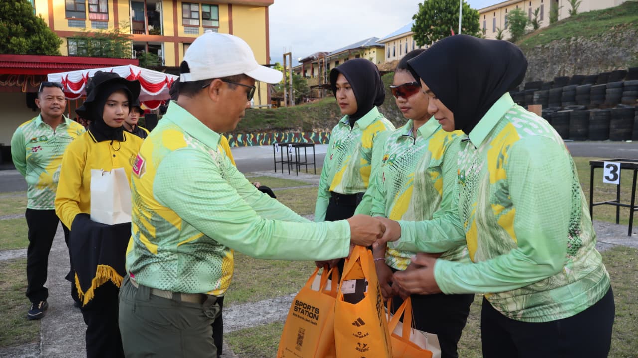 Eksebisi Menembak Kowad Kodam XVIII/Kasuari dengan Polwan Polda Papua Barat : Perkuat Sinergi melalui Ketangkasan Menembak 2 48a811cd b3d1 4359 bc1f 23c494add9f4