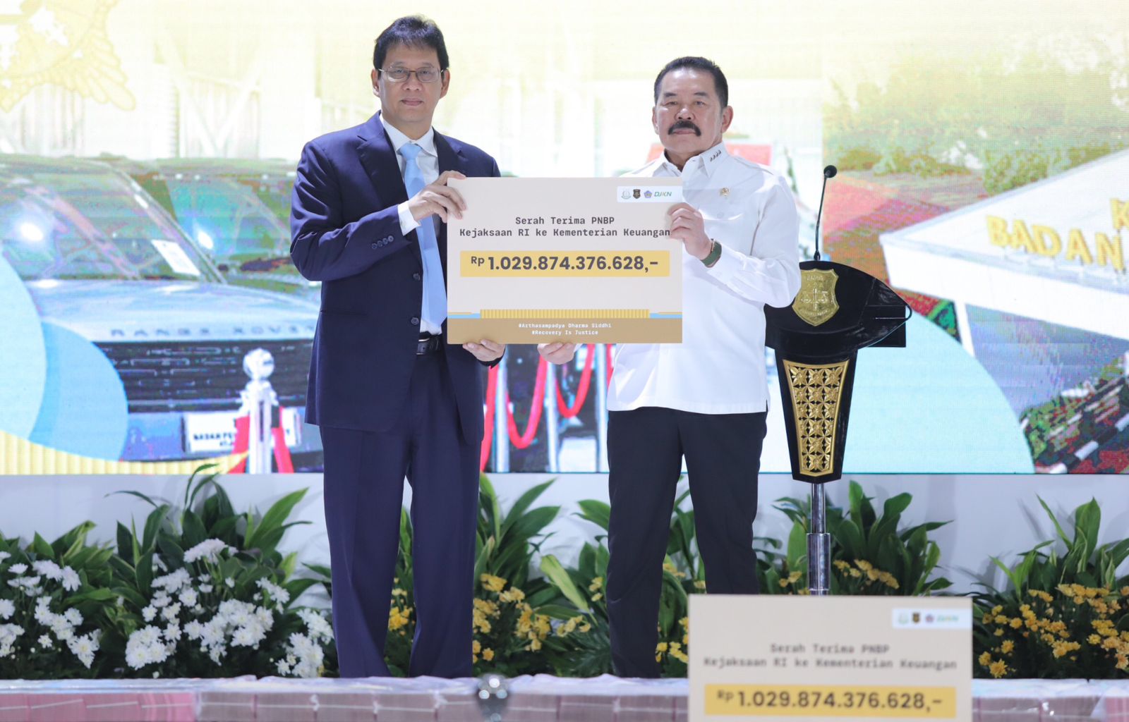 Jaksa Agung Serahkan Rp1,029 Triliun Hasil Lelang Barang Rampasan Negara kepada Menteri Keuangan 2 69b99056 2b3d 40bb a863 10e6d46a07a0