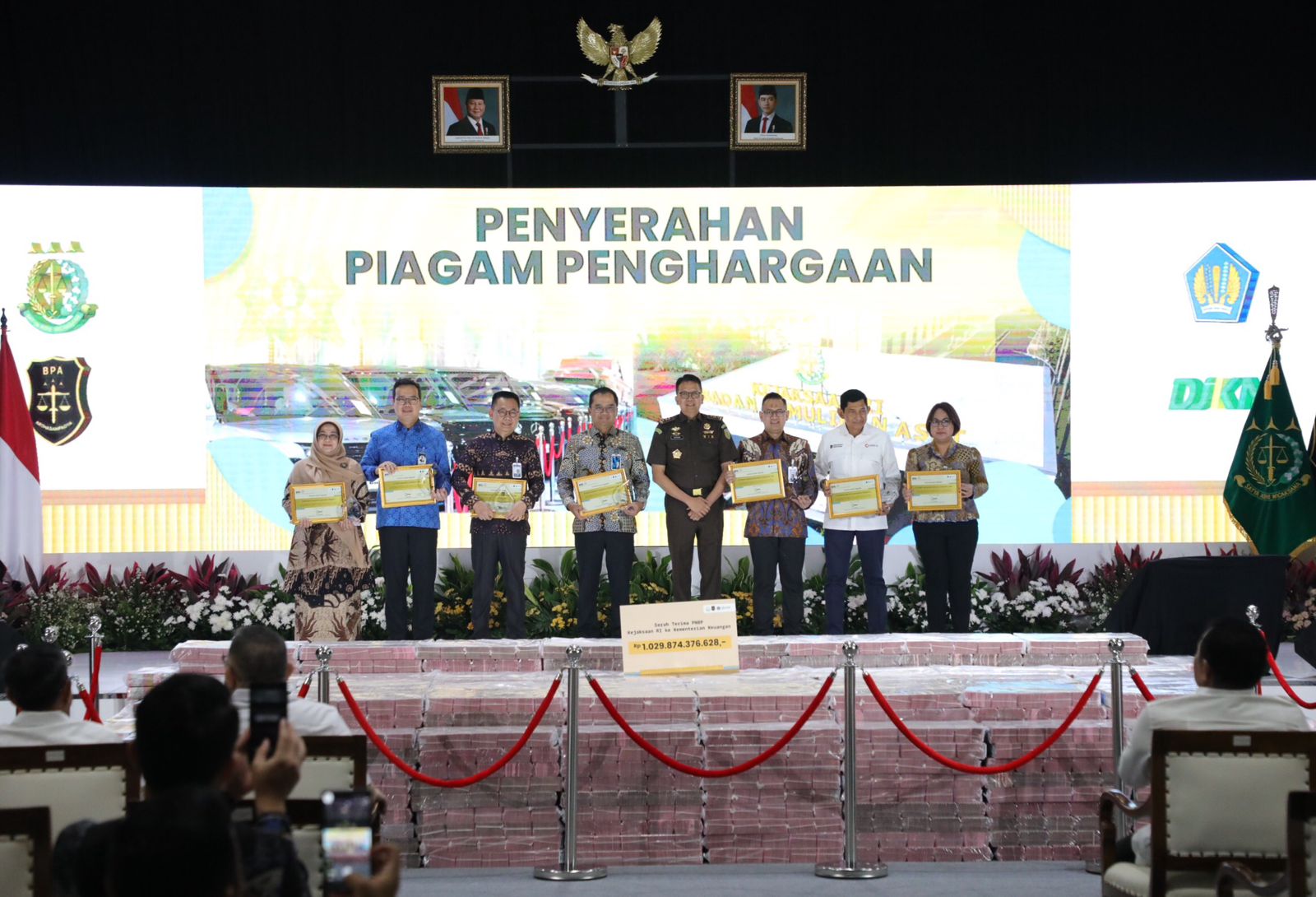 Jaksa Agung Serahkan Rp1,029 Triliun Hasil Lelang Barang Rampasan Negara kepada Menteri Keuangan 3 885944d8 60ba 48e3 87ca ff63e205bda3