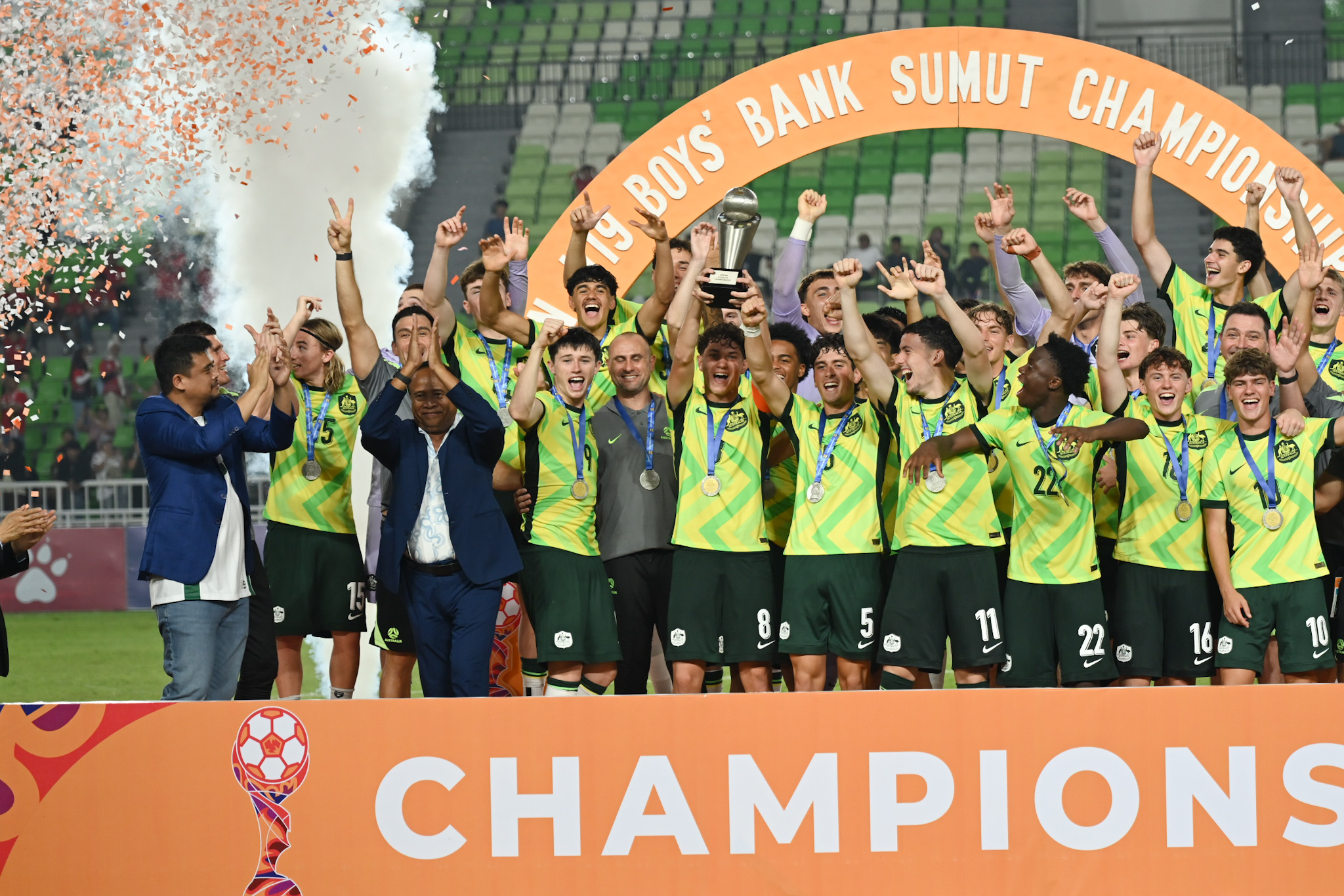 Gubsu Penyerahan Piala AFFU19 Timnas Australia 5.jpg