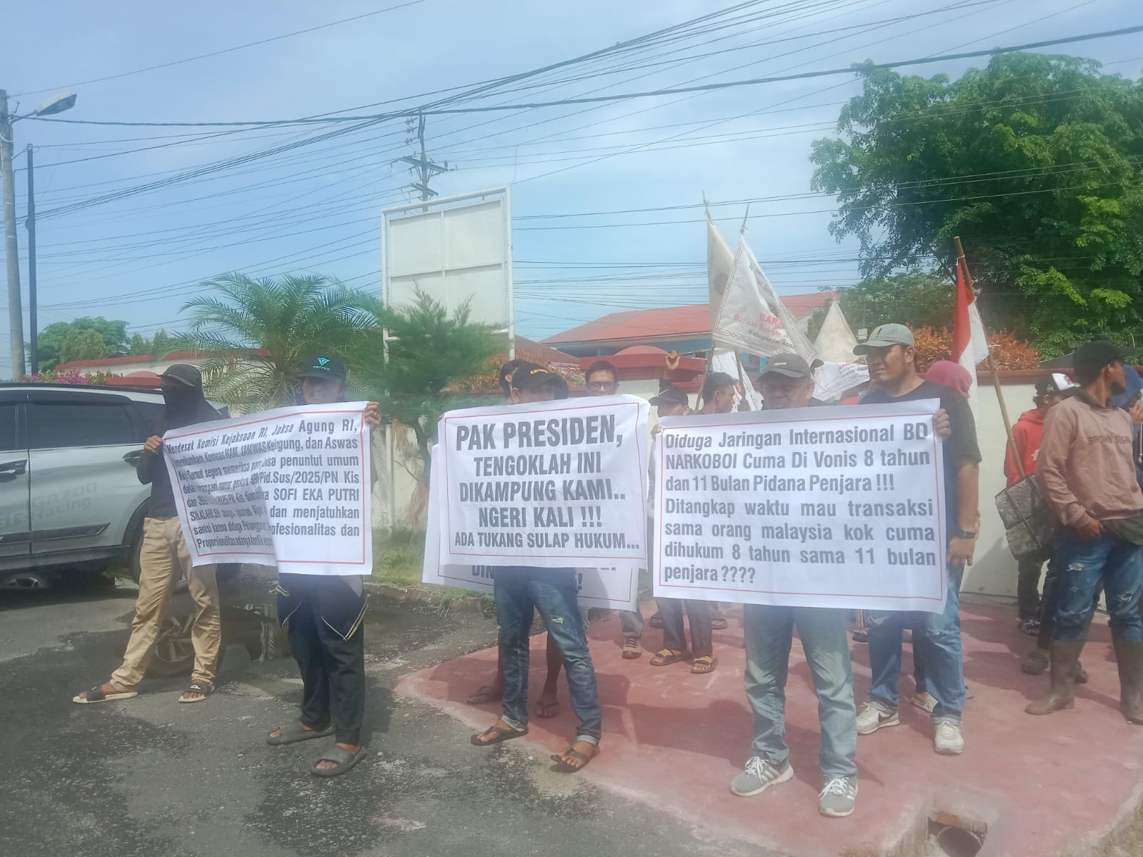 3000 Butir Ekstasi Divonis 11 Bulan, Pemilik 9 Butir Dihukum 10 Tahun! Massa Guncang PN dan Kejari Kisaran, Dugaan "Peradilan Hitam" Mencuat 3 IMG 20260608 WA0040
