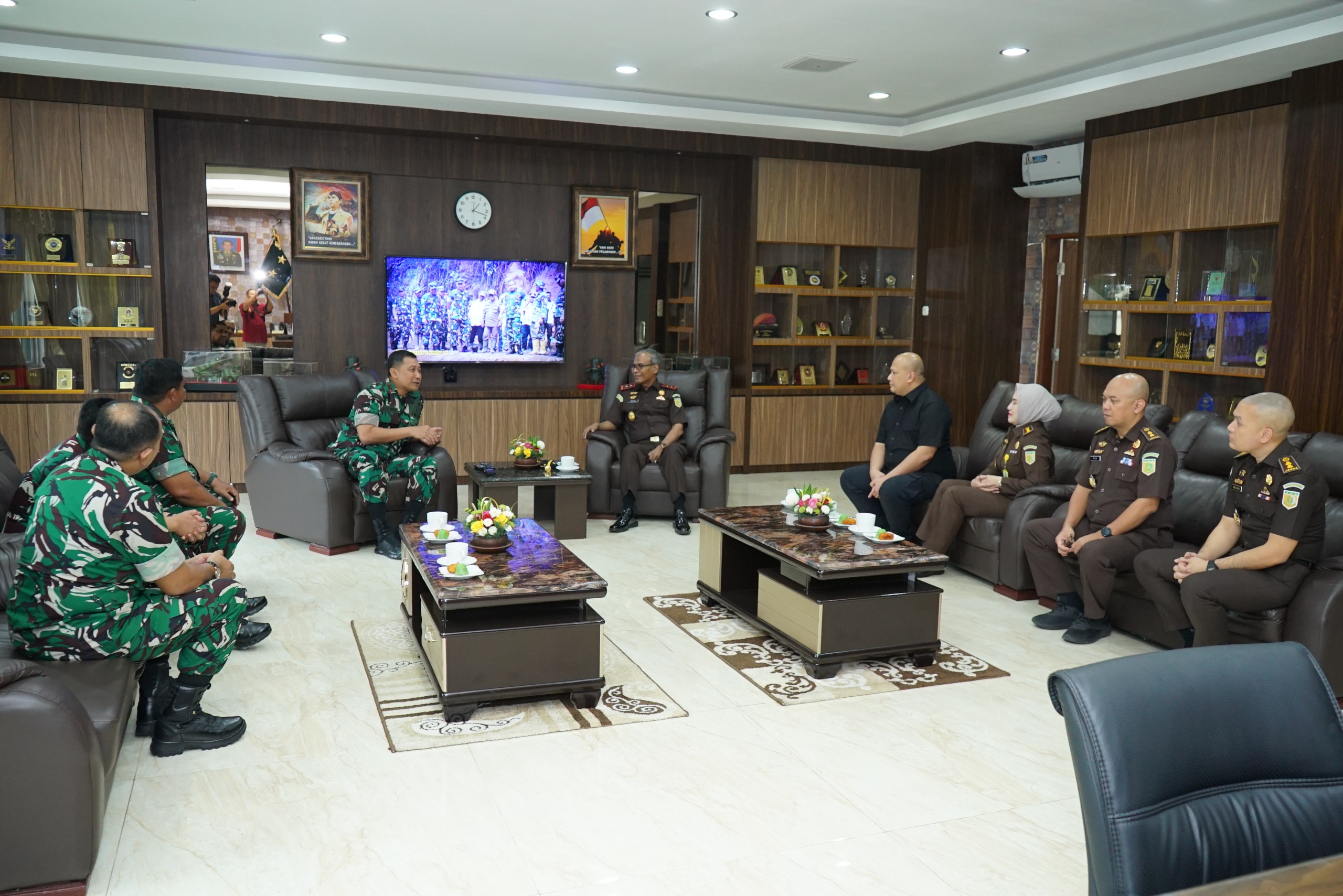 Perkuat Koordinasi Kelembagaan, Kajati Sumut Bertemu Pangdam I/BB 2 IMG 20260623 WA0077