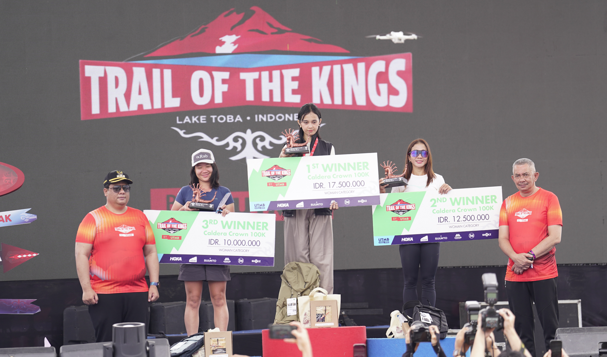 Sekdaprovsu serahkan hadiah pemenang UTMB 2026 2.jpg