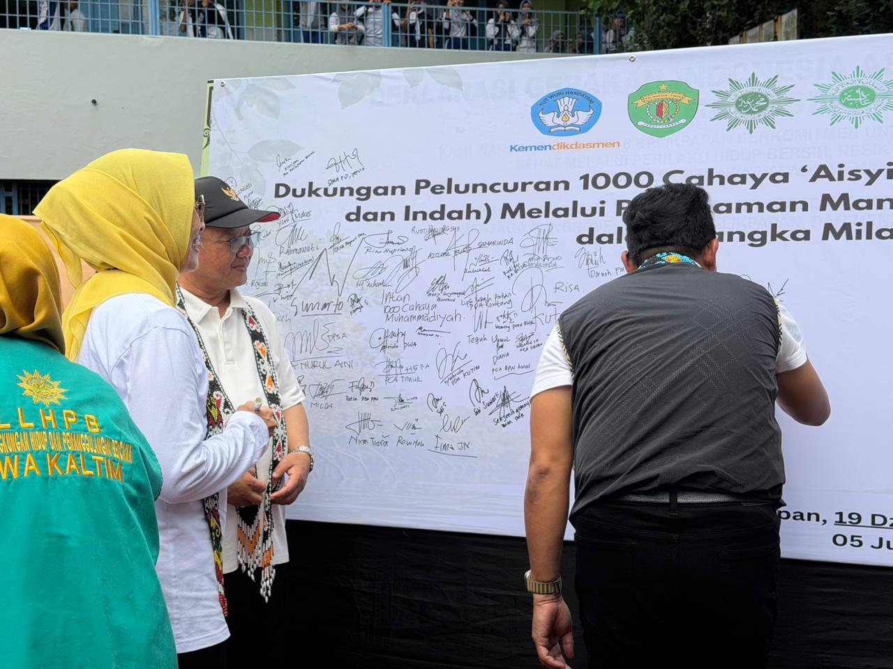 Dari Kaltim, Mendikdasmen Abdul Mu'ti dan Gubernur Rudy Mas'ud Dukung Gerakan 1000 Cahaya ‘Aisyiyah Lawan Krisis Iklim 2 cbf94c08 f480 41a2 aab4 340791c1ca37