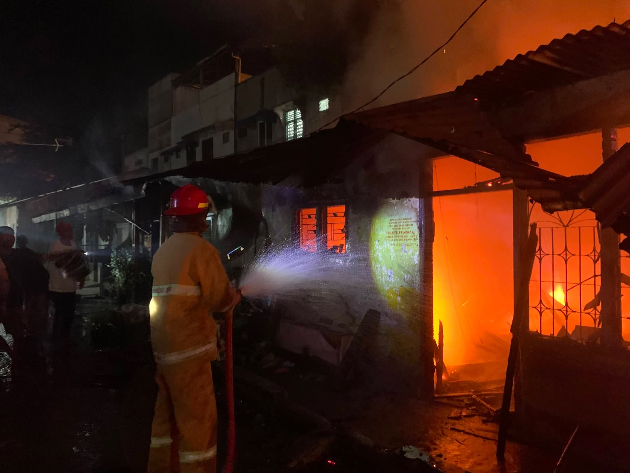 Tiga Unit Rumah Terbakar, Damkar Tebing Tinggi Kerahkan Lima Armada 2 f6461bff cf4e 4f3c ab1c 778bb8da9b31