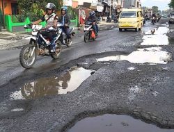 Rusaknya Jalan Umum Helvetia Bak Kubangan Kerbau