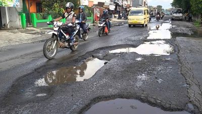 Rusaknya Jalan Umum Helvetia Bak Kubangan Kerbau