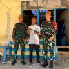 Satgas Pamtas RI-Malaysia Yonarmed 19/Bogani Terima Penyerahan Senjata Rakitan dari Warga di Bengkayang