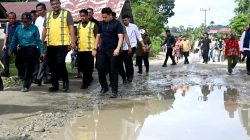 Bobby Nasution Pastikan Pembangunan Jalan dan Jembatan Jalur Barat Nisel-Nisbar Dimulai Agustus 7 Gubernur tinjau jalan rusak parah di Nias Barat.jpg 1536x1025 1