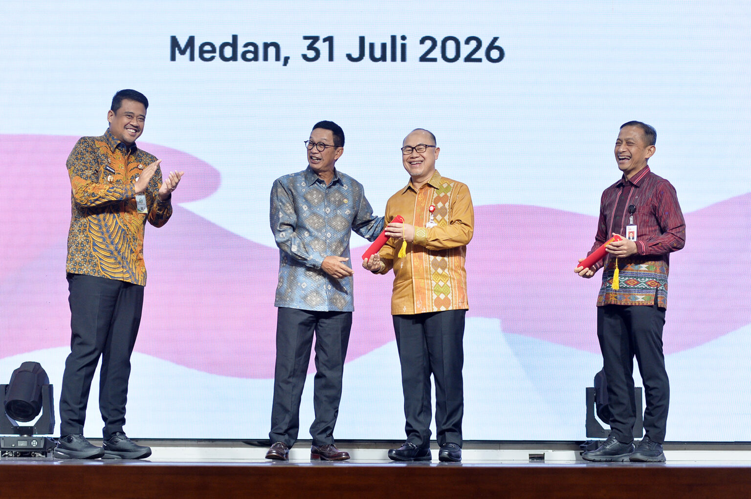 Gubsu mengukuhkan kepala OJK Sumut 1.jpg 1536x1021 1