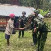 Mempererat Hubungan dengan Masyarakat Walesi, Satgas Pamtas RI-PNG Kewilayahan Yonif 645/Gardatama Yudha Gelar Anjangsana dan Pelayanan Kesehatan