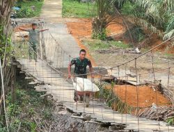 Program Bakti TNI Percepat Rehabilitasi Jembatan Gantung di Halongonan Timur