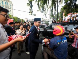 Kibarkan Semangat Kemerdekaan, Rico Waas dan Zakiyuddin Harahap Bagikan Bendera kepada Warga Medan