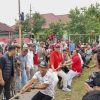 Hadir di Tengah Warga, Rico Waas Ikut Lomba Tarik Tambang