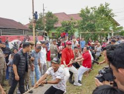 Hadir di Tengah Warga, Rico Waas Ikut Lomba Tarik Tambang