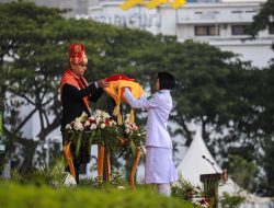 Upacara Penurunan Bendera HUT Ke- 81 RI Berlangsung Khidmat, Rico Waas Serahkan Tanda Kehormatan Satyalancana Karya Satya dari Presiden