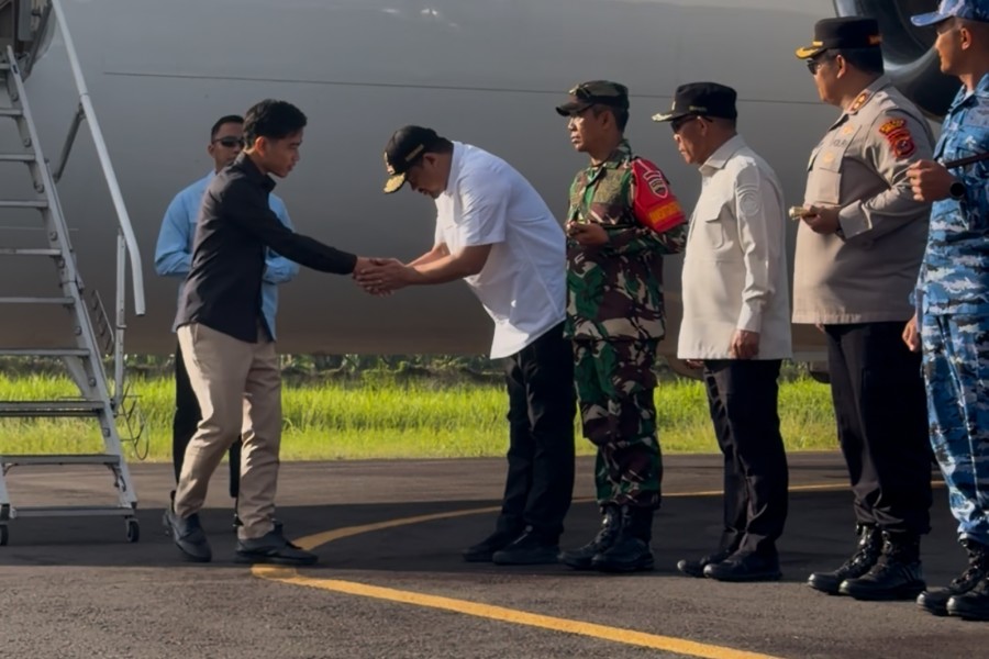 Gubernur Sumut sambut Wapres di Bandsra FL Tobing jpg