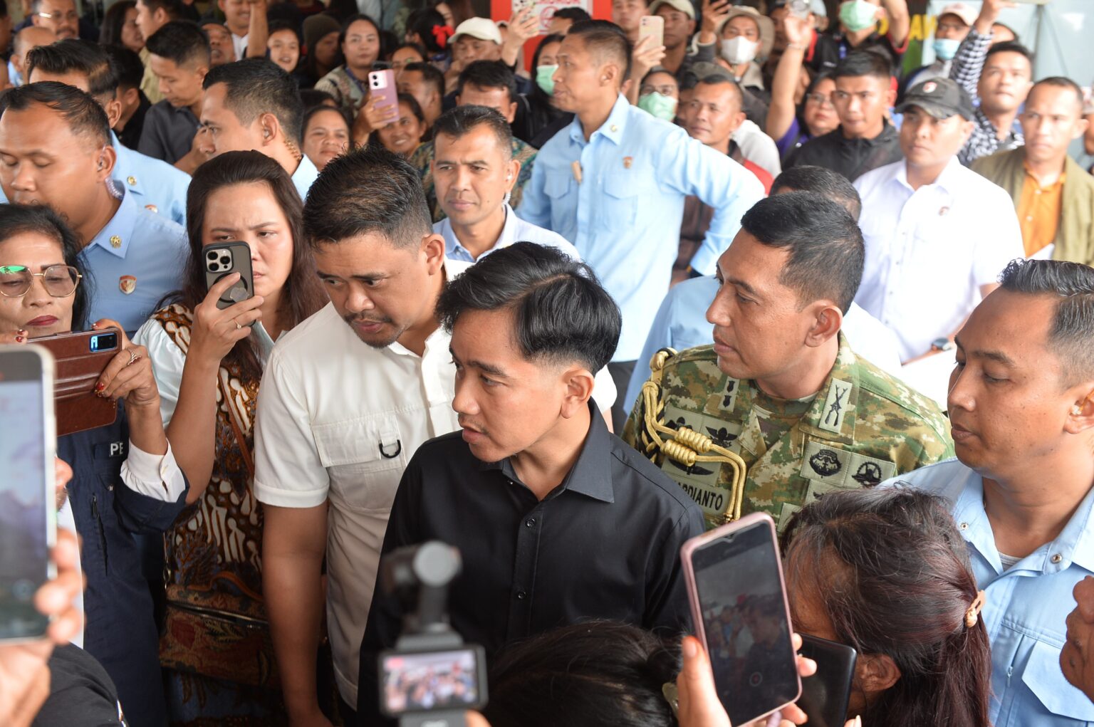 Gubsu dan Wapres kunjungi korban MBG1.jpg 1536x1021 1