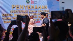 Gubernur Bobby Dampingi Wapres Gibran Serahkan Sertifikat Huntap di Sibolga, Warga Bersyukur Miliki Rumah untuk Ditempati Selamanya 7 Gubsu Dampingi Wapres meninjau Huntap Parombunan Sibolga 7 jpg