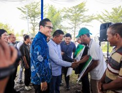 Demi Keluarga, 150 Penyelamat Lingkungan TPA Terjun Bertaruh Nyawa; Rico Waas Hadirkan Jaminan Perlindungan Sosial