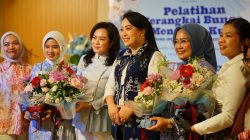 Pelatihan Merangkai Bunga dan Menghias Kukis, Airin Dorong Ibu Tunggal dan Anak Yatim Kembangkan Keterampilan 7 img 20260912 wa0017 1789176571