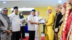 Hadiri Nikah Massal 23 Pasangan, Zakiyuddin Harahap Serahkan Buku Nikah dan Hadiah Uang Saku Bagi Pengantin 2 img 20260930 wa0149 1790762340