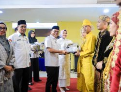 Hadiri Nikah Massal 23 Pasangan, Zakiyuddin Harahap Serahkan Buku Nikah dan Hadiah Uang Saku Bagi Pengantin