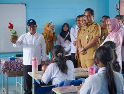 Bersama Mendikdasmen, Rico Waas Tinjau SMPN 16, Mebelair Rusak Diganti Tahun Ini