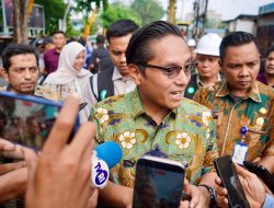 Turun Langsung di Tengah Hujan, Rico Waas Pastikan Pengerjaan Drainase Gaperta Berjalan Optimal