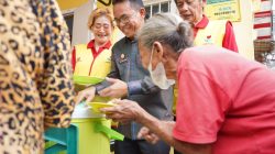 Zakiyuddin Harahap Ikut Ambilkan Makanan untuk Lansia di Jalan Lombok 2 whatsapp image 2026 09 25 at 141002 1790320713