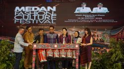 Rico Waas Dorong Ulos Menembus Pasar Fesyen Dunia