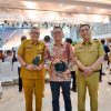 Dukung Pemko Medan Raih Predikat Informatif, Kadis Kominfo Arrahmaan Pane Terima Penghargaan KI Sumut